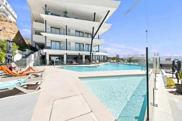 APARTAMENTO DE LUJO CON VISTAS PANORÁMICAS AL MAR EN CARAT I – CARVAJAL, FUENGIROLA — 25
