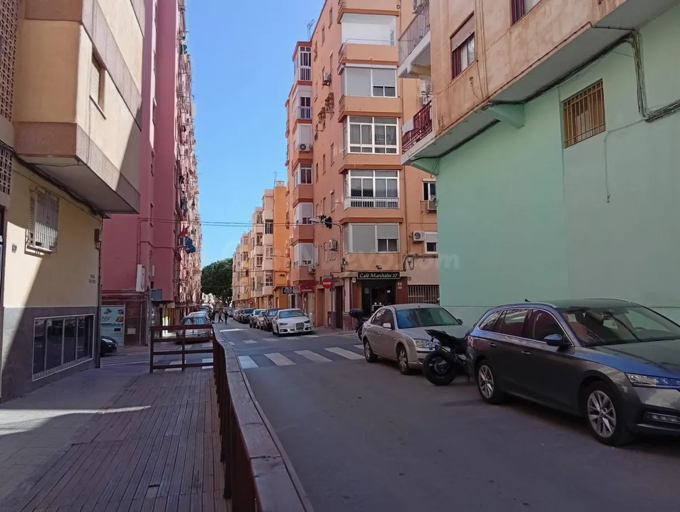 Amplia vivienda en el barrio de Los Ángeles de Almería