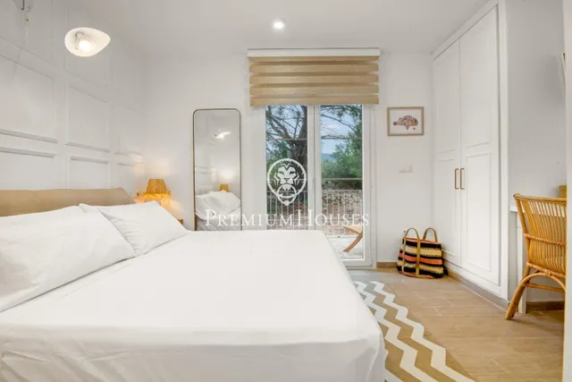 Casa con piscina y jardín en Sant Jordi d'Alfama — 49
