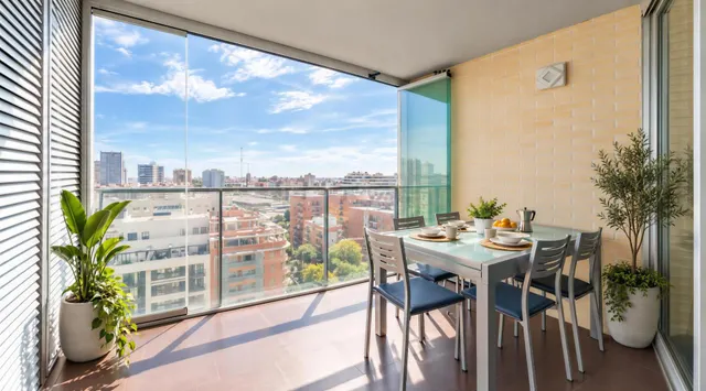 Planta 12, cuatro dormitorios y una terraza donde Valencia baja el volumen.!! — 2