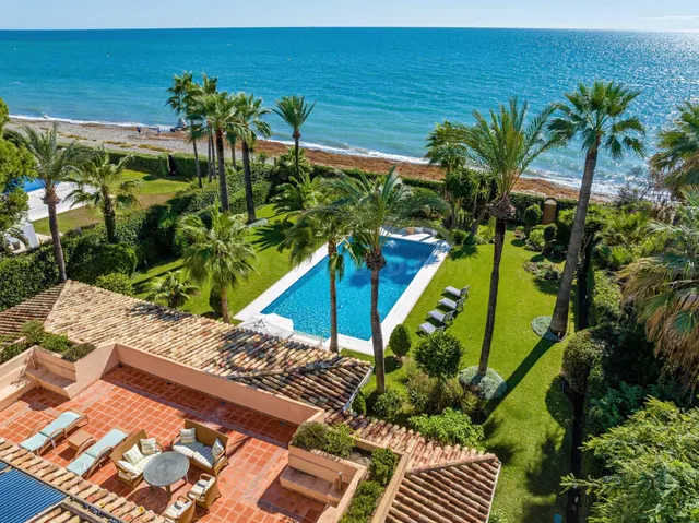 ESPECTACULAR CASA A PIE DE PLAYA - ESTEPONA - foto 3