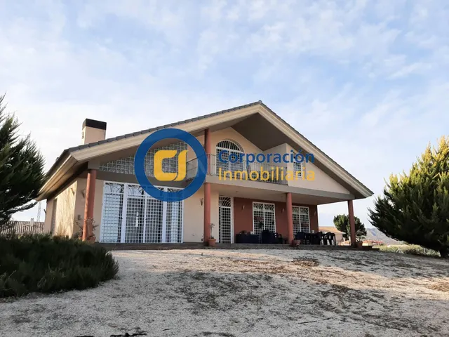Chalet con tres dormitorios y amplio garaje en sótano en La 