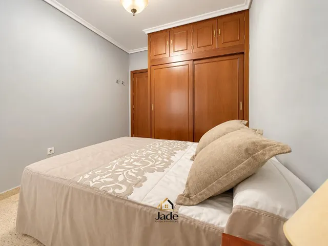 Excelente piso de 4 dormitorios y dos baños en la zona de Ciudad Jardin, junto a la avenidad del Aeropuerto — 14