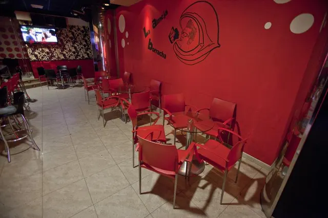 Pub en pleno funcionamiento en venta en Quintanar del Rey. — 16