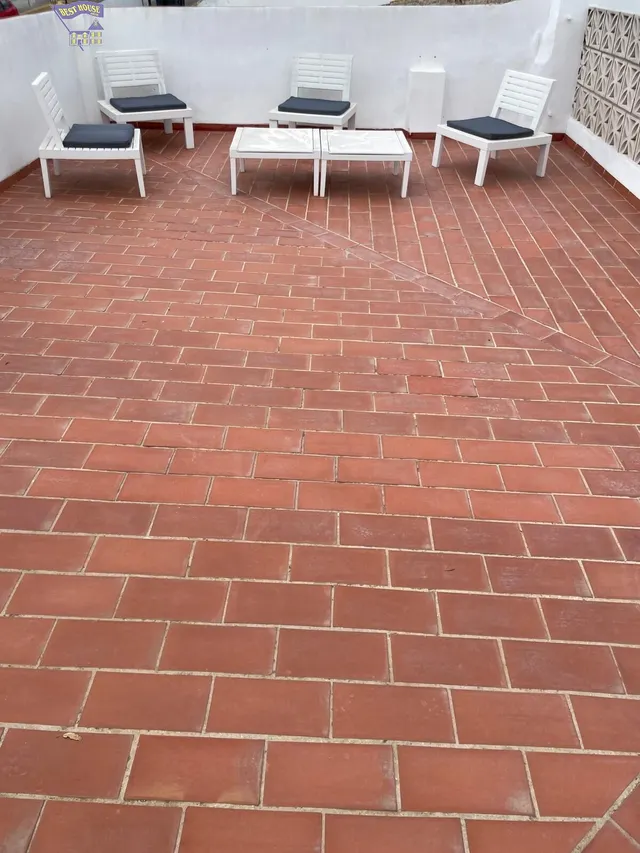 SE VENDE CASA EN ZONA DEL BARRIO BAJO — 49