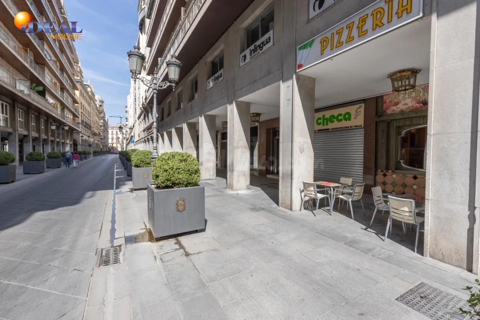 LOCAL COMERCIAL EN CALLE ÁNGEL GANIVET – UBICACIÓN PRIVILEGIADA
