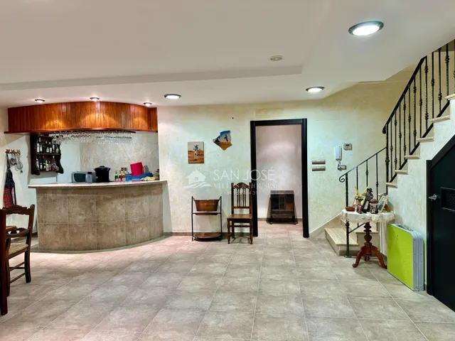 SE VENDE CASA EN MUY BUEN ESTADO EN EL CENTRO DE ASPE — 32