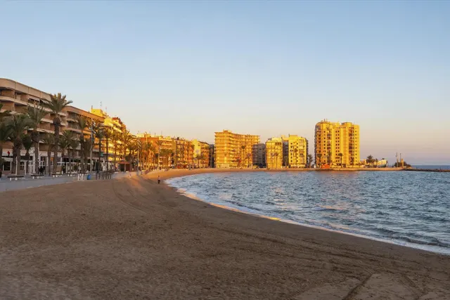 FANTASTICO APARTAMENTO EN EL CENTRO DE TORREVIEJA, IDEAL PARA PAREJAS O PERSONAS SOLTERAS — 26