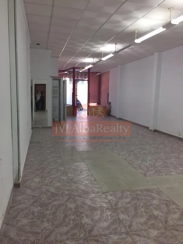 LOCAL EN VENTA O ALQUILER - ZONA HOSPITAL — 4