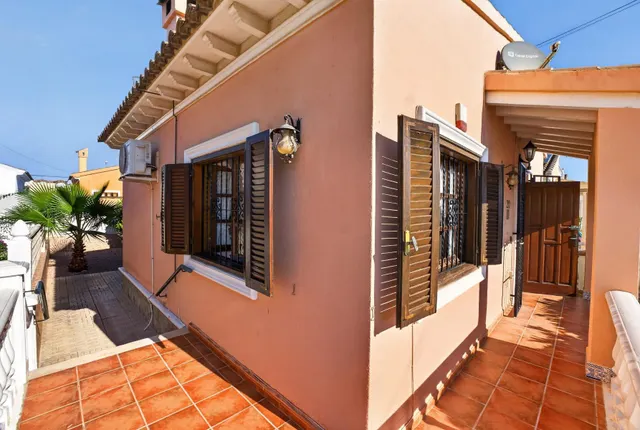 Horizonte - Chalet independiente en Playa Flamenca con jardín, 2 dormitorios y parcela de 303 m2 — 21