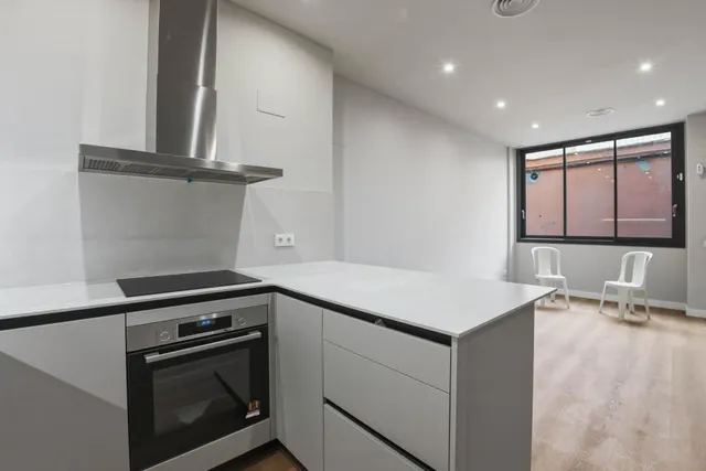 Vivienda reformada a estrenar con 3 estancias, terraza privada y espacio polivalente en Badalona — 6