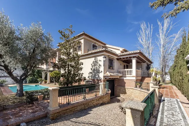 INCREÍBLE CHALET INDEPENDIENTE EN ZONA PRIVILEGIADA — 2