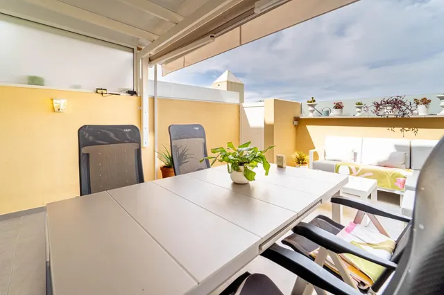 Dúplex renovado con terraza y plaza de parking en Puerto Rico — 10
