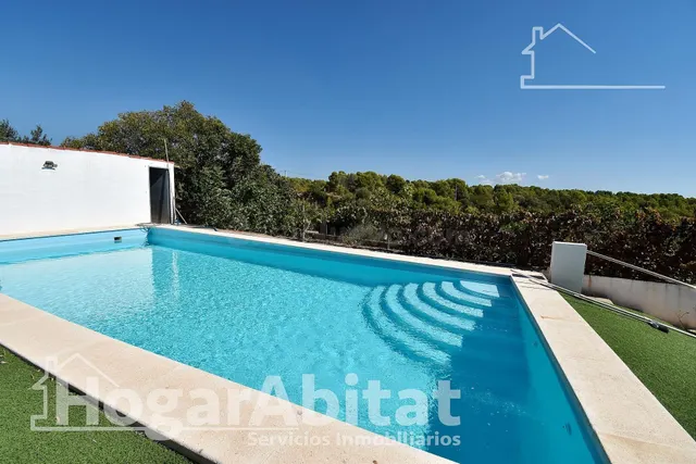 ¡CHALET CON PISCINA, ZONA DE APARCAMIENTO, PLACAS SOLARES Y 