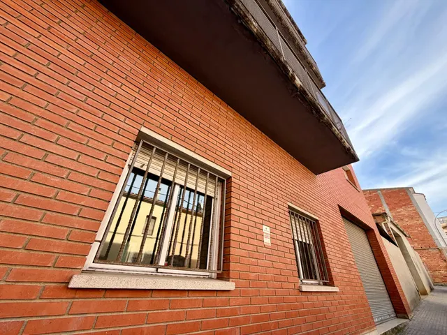 ¡EN EXCLUSIVA! Planta baja de 4 habitaciones con una espectacular terraza de casi 300 m2 en el centro de Montornès del Vallès. — 38