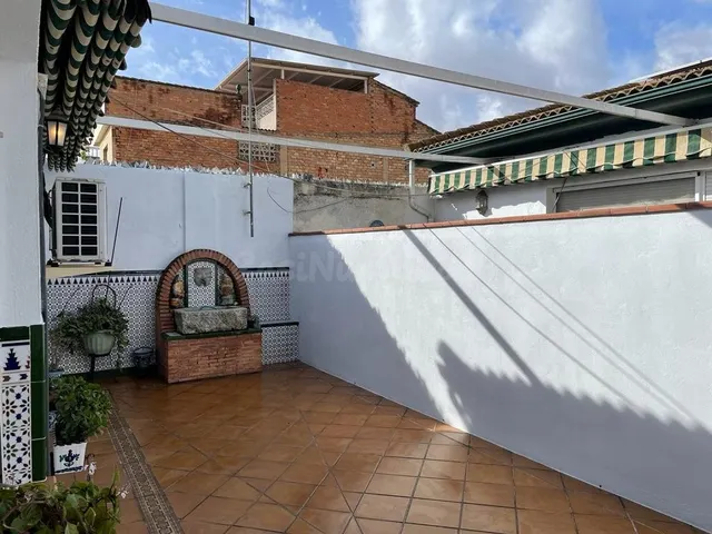 CASA EN UNA PLANTA !! Tres dormitorios, dos baños, patio, cochera. — 5
