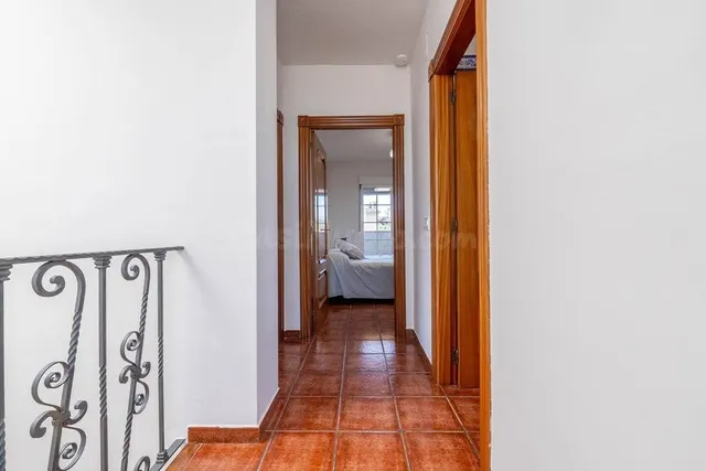 Chalet en esquina de 4 Dorm. en Otura — 45
