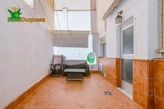 Casa de 7 dormitorios en La Zubia. (Con patio de 16 m2). — 2