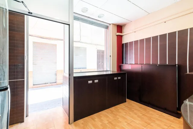 OPORTUNIDAD DE LOCAL COMERCIAL CON POSIBILIDADDADES DE CAMBIO DE USO A VIVIENDA — 6
