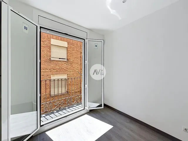 El Raval, reformado, con luz y balcones. Una oportunidad real — 7