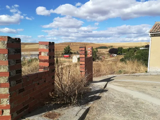 SE VENDE SOLAR DE 350 M2 EN CASTILFALÉ, A 10 MINUTOS DE VALENCIA DE DON JUAN. — 2