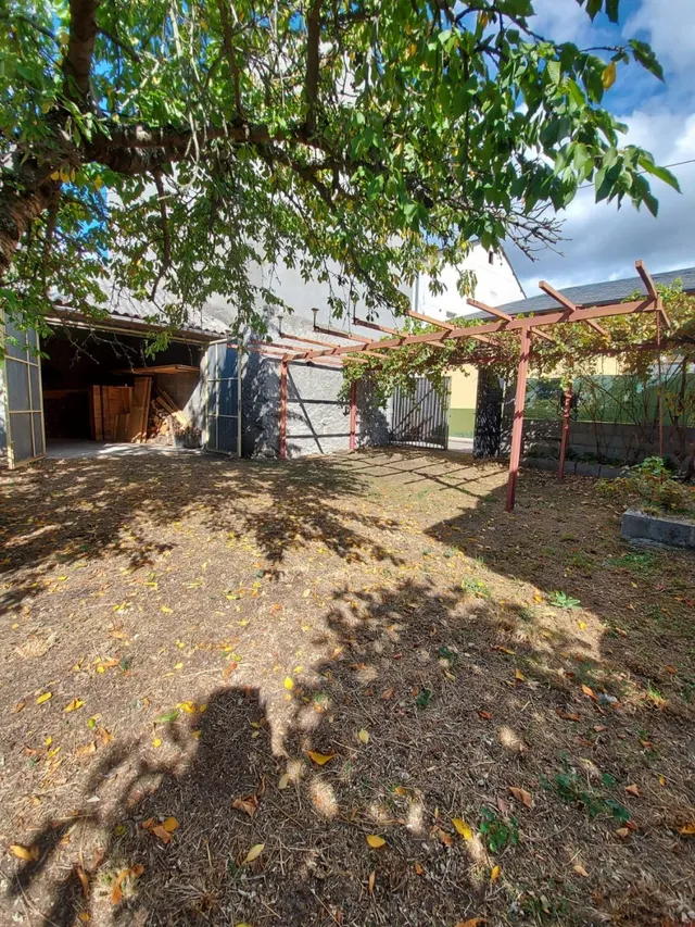 Casa en Toreno con Terreno: Amplia Propiedad de 3 habitaciones — 23