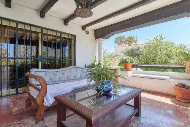 VENTA DE VILLA PAREADA EN EL CENTRO DE MARBELLA. 8 DORMITORIOS, JARDÍN CON PISCINA Y PARKING. — 22