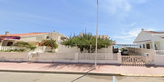 Fantástico chalet en primera línea en Guardamar del Segura, 