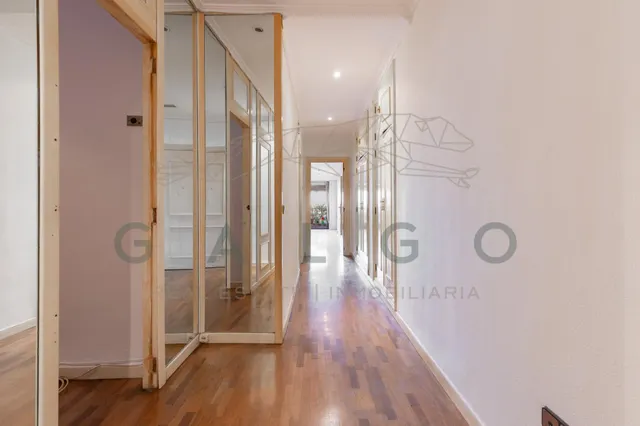 Piso a la venta junto a la plaza del ayuntamiento — 48