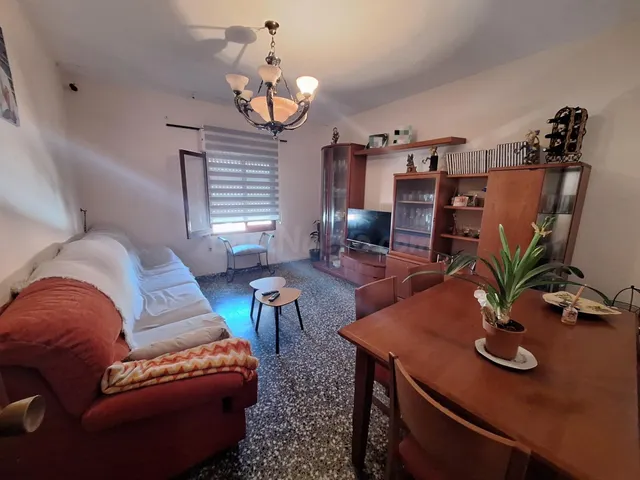 Amplia casa con 5 dormitorios, patio y planta baja ideal para garaje, negocio o proyecto — 3