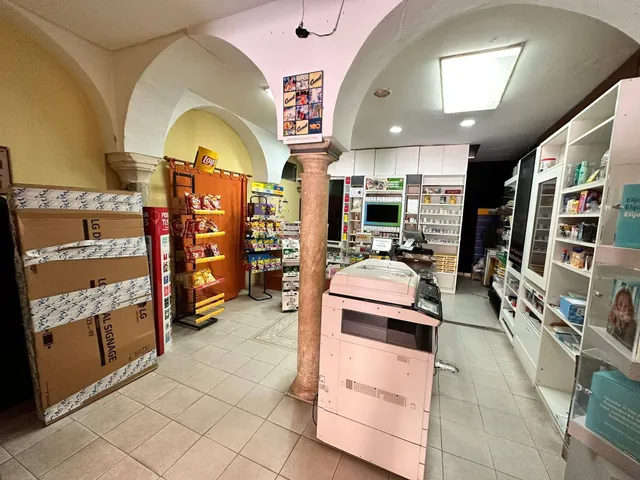 Local en la Plza de España con traspaso de licencia de Estan - foto 5