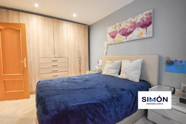 ¡FANTÁSTICA OPORTUNIDAD EN SANTPEDOR! Piso de 3 habitaciones dobles, con balcón y terraza. — 23