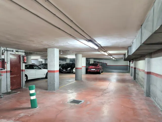 Plaza de aparcamiento en Av Principado de Andorra, frente a Plaza Imperial Tarraco. — 3