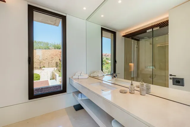 VILLA DE LUJO EN URBANIZACIÓN LA QUINTA, BENAHAVIS — 33