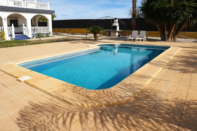 OPORTUNIDAD CHALET URBANO CON PISCINA EN LA GALIA — 8