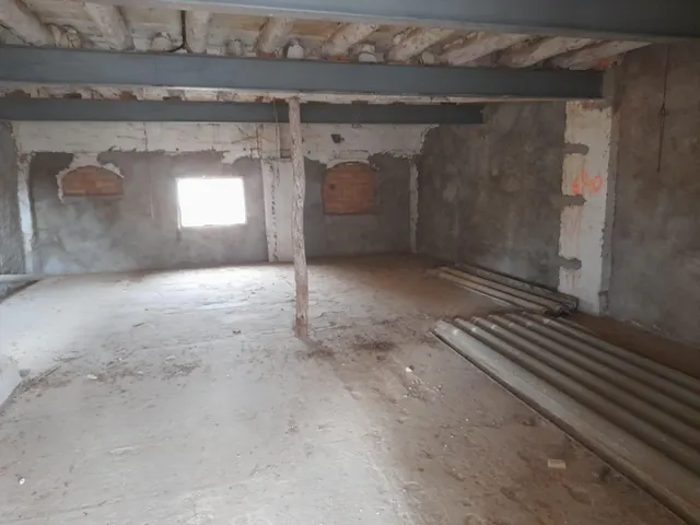 OPORTUNIDA GRAN CASA DE PUEBLO CON VIVIENDA UNIFAMILIAR Y NAV ES ANEXAS — 36