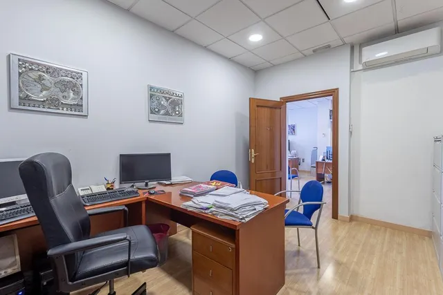 **Luminoso local comercial de 67 m2 con dos amplios escaparates** — 6