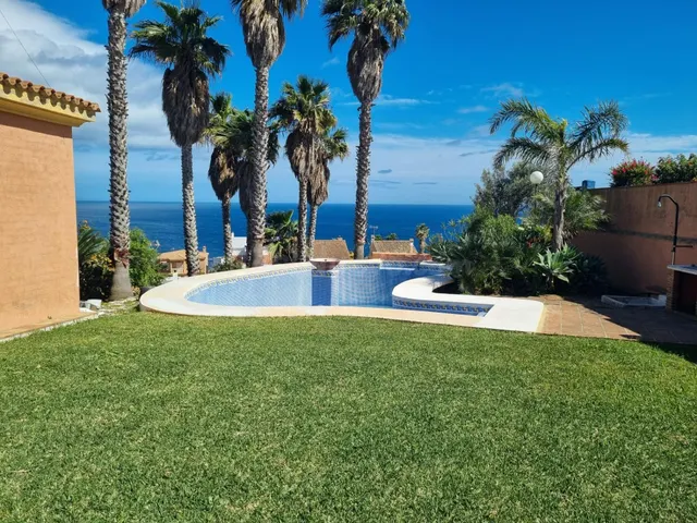 VILLA PRIVADA EN URBANIZACION EL FARO, CON VISTAS A TODA LA  - foto 2
