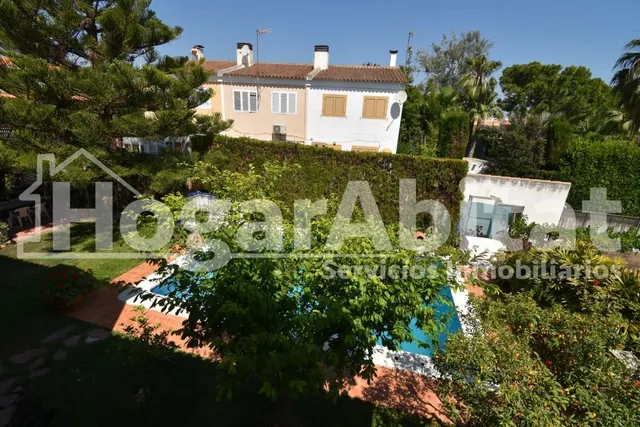 VILLA de 2 alturas con JARDÍN y PISCINA — 25