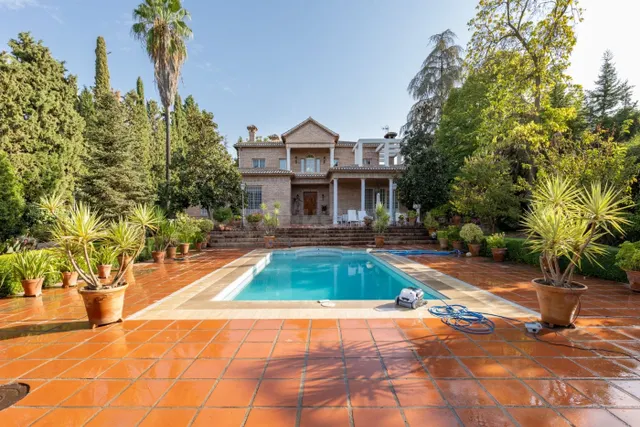 ESPECTACULAR CHALET -VILLA INDEPENDIENTE