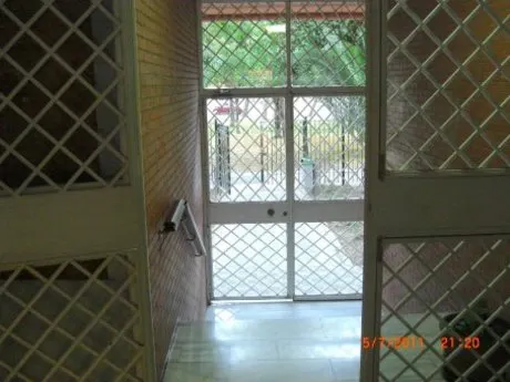 PISO ATICO  DE DOS GRANDES DORMITORIOS, 1 BAÑO, AMPLIO SALÓN, COCINA, TERRAZA DE 19M2, GARAJE Y TRAS — 19