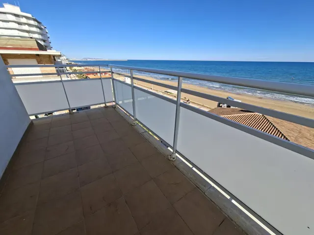 Apartamento ubicado en primera línea playa Daimús, destaca por su privilegiada orientación noroeste que regala vistas despejadas al mar — 3
