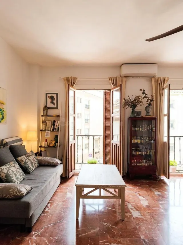 Oportunidad de Inversión y Vivienda en Granada Centro: Apartamento Luminoso junto a Gran Vía ref: DLR00284 — 2