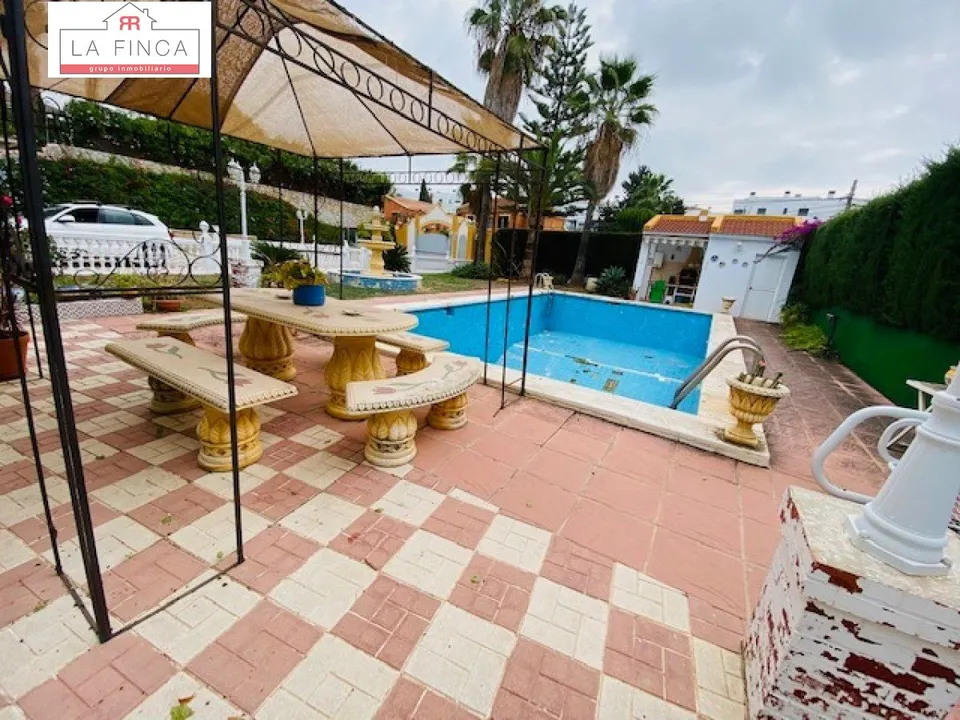 Gran Casa Independiente con piscina y zonas ajardinadas.