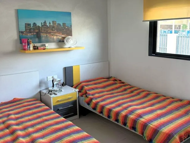 Planta baja moderna (aprox. 63 m2) con 2 dormitorios, 2 baños y amplia terraza/jardín. Gran zona de piscina, cerca del La Zenia Boulevard, ¡y a 15 minutos a pie de la Playa de La Zenia! — 25