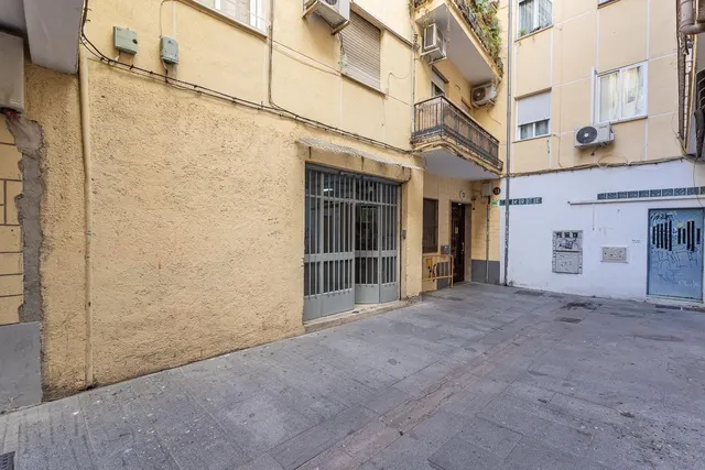 Estos dos grandes locales en pleno centro de Granada ofrecen una oportunidad única para tu negocio. — 14