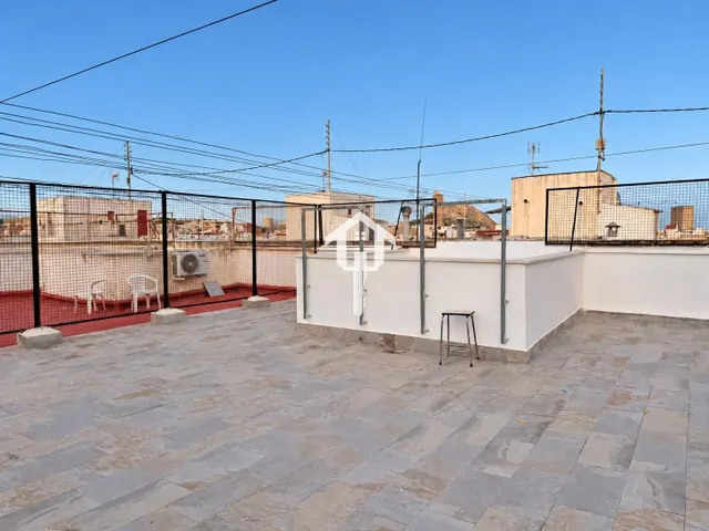 Ático en exclusiva totalmente reformado de 56 m2 con terraza en zona benalúa de Alicante: edificio con ascensor — 45