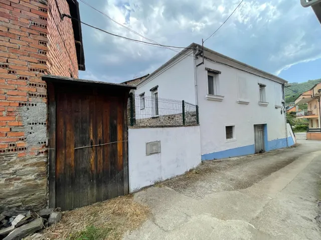 SE VENDE CASA EN CORULLÓN — 49
