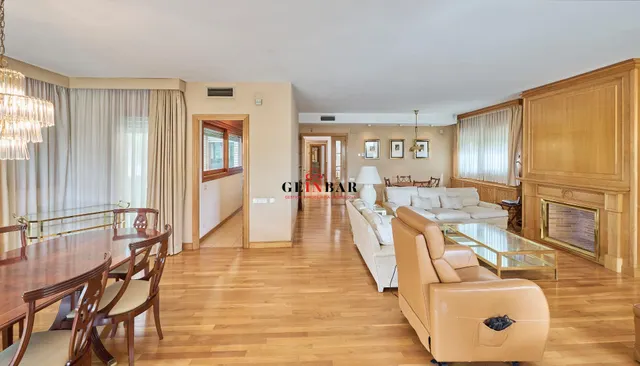 ESPETACULAR CASA EN ZONA EXCLUSIVA Y TRANQUILA CON JARDÍN — 10