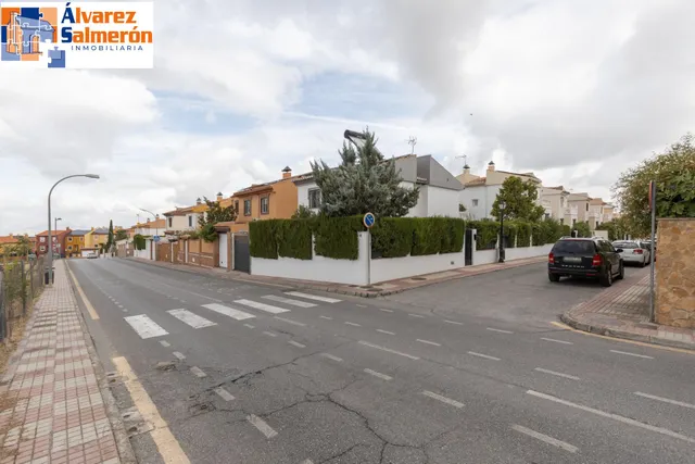 Casa independiente con piscina en La Zubia. — 45